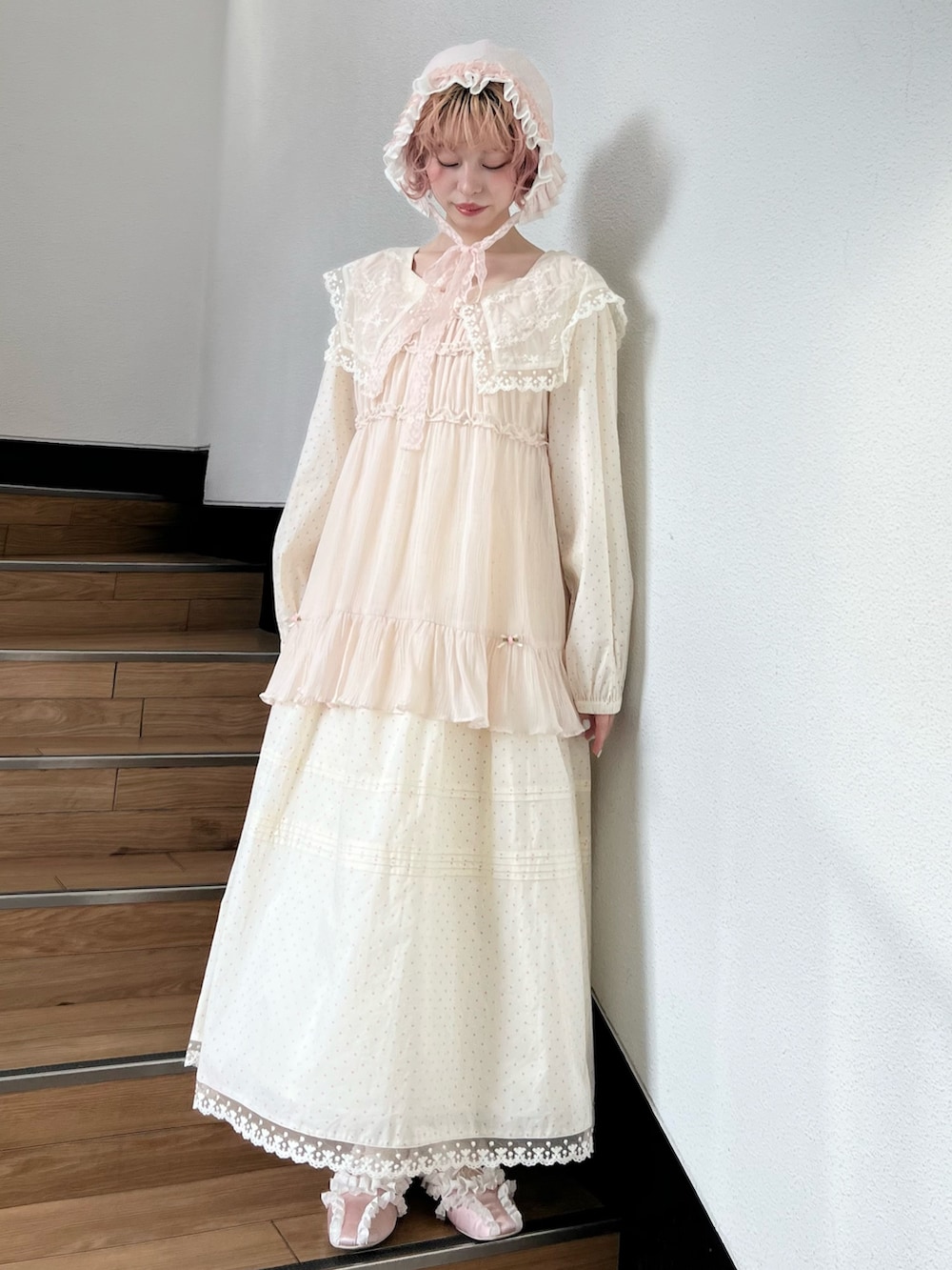 ベージュ系のワンピース、ベージュ系のチュニック、ピンク系のバレエシューズを着用したレディースの冬コーディネートの2枚目の写真