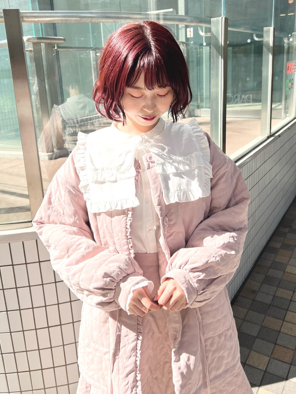 ピンク系のスカート、ピンク系のブルゾン、ホワイト系のシャツ/ブラウスを着用したレディースの秋コーディネートの7枚目の写真