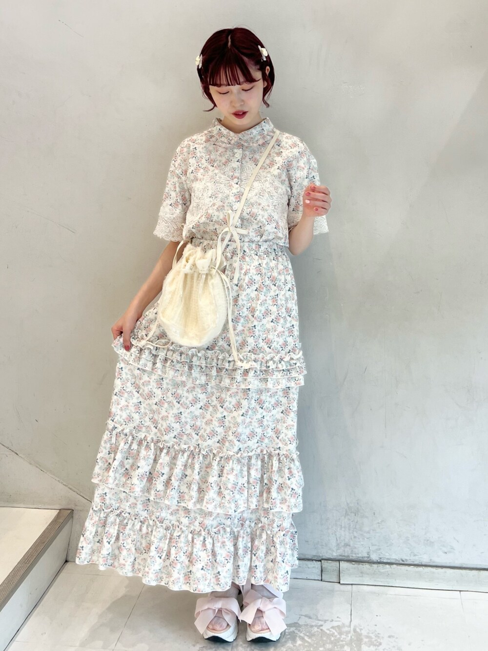 ピンク系のシャツ/ブラウス、ピンク系のスカート、ホワイト系のショルダーバッグを着用したレディースの春コーディネートの3枚目の写真