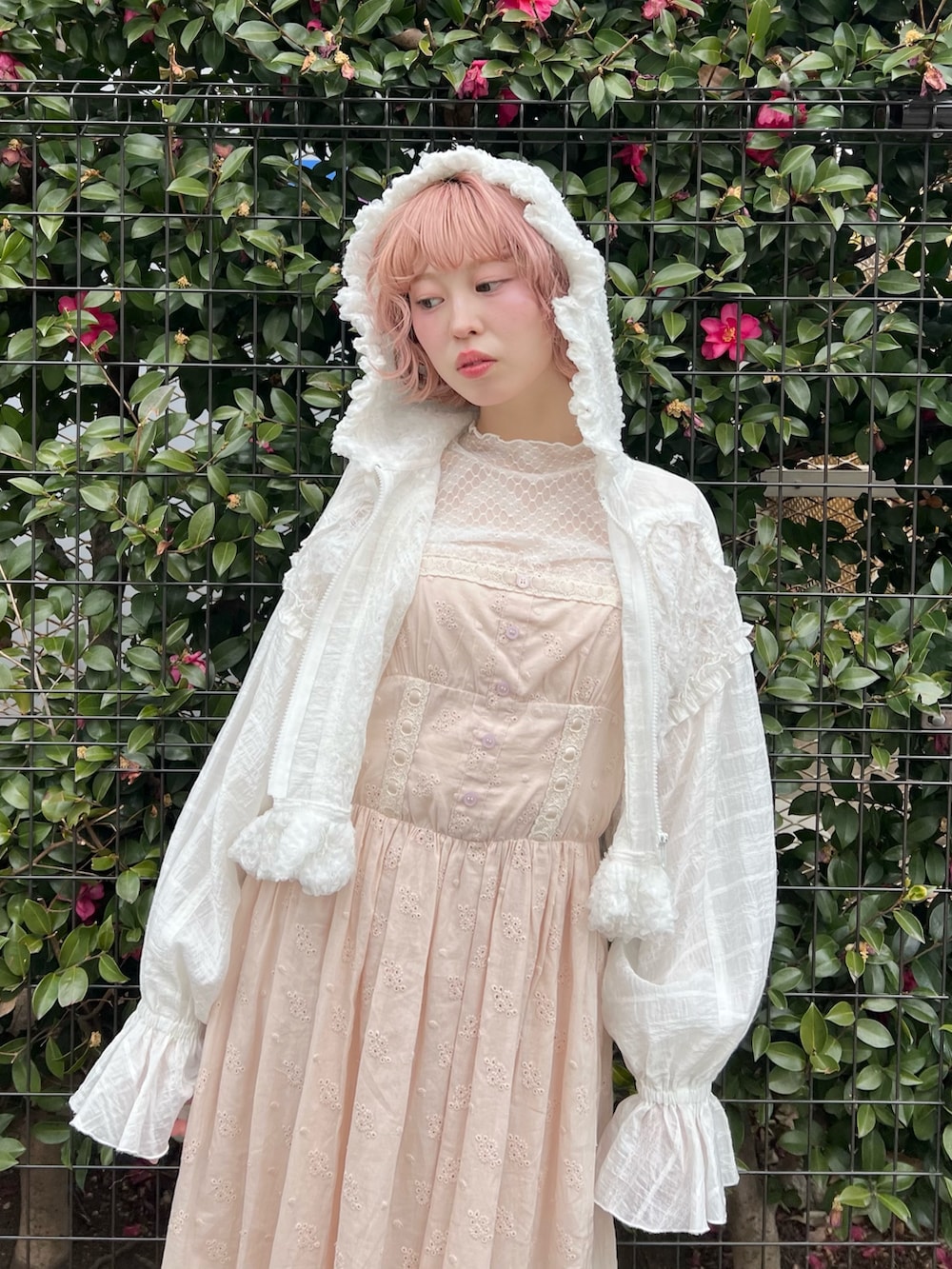 ホワイト系のブルゾン、ピンク系のワンピース、ホワイト系のTシャツ/カットソーを着用したレディースの冬コーディネートの7枚目の写真