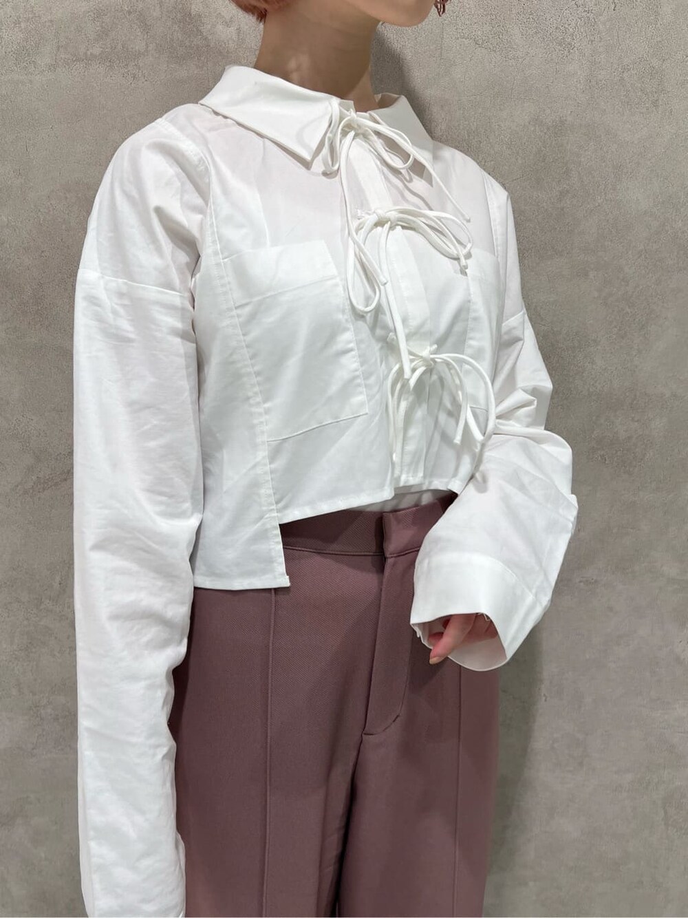 ホワイト系のシャツ/ブラウス、ピンク系のスラックス、ベージュ系のブーツを着用したレディースの秋コーディネートの9枚目の写真