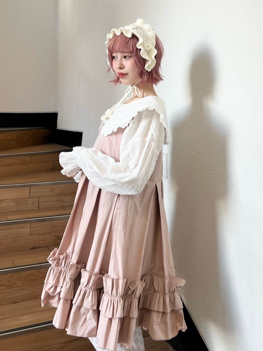 ホワイト系のシャツ/ブラウス、ピンク系のワンピース、ホワイト系のスニーカーを着用したレディースの冬コーディネートの7枚目の写真