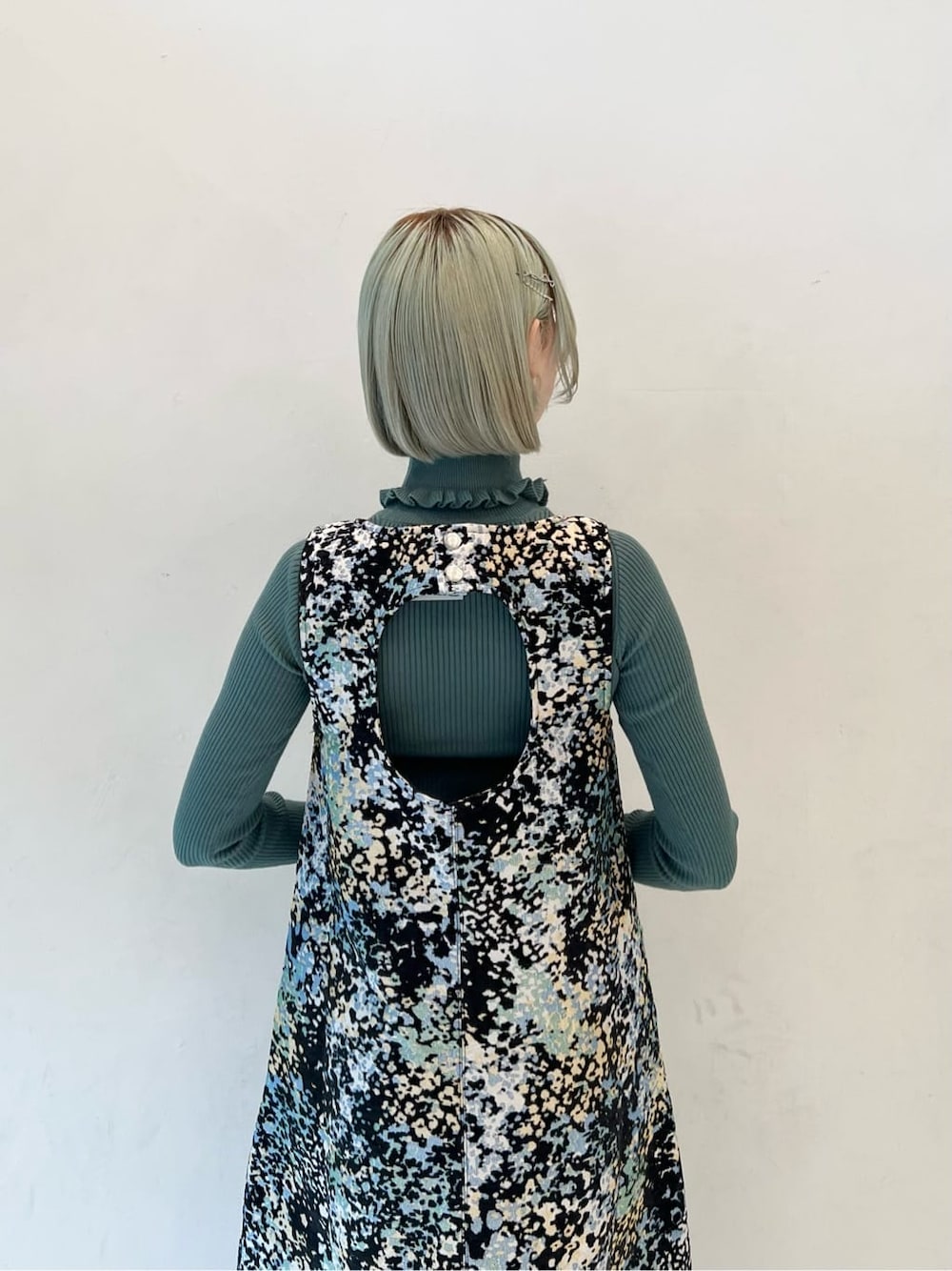 グリーン系のニット/セーター、ブラック系のワンピース、ブラック系のローファーを着用したレディースの秋コーディネートの6枚目の写真