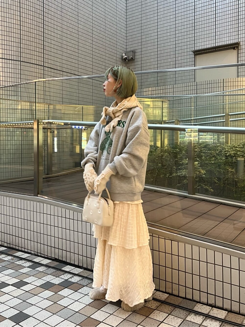 ホワイト系のパンプス、ホワイト系のボストンバッグ、ホワイト系のパンプスを着用したレディースの秋コーディネートの3枚目の写真