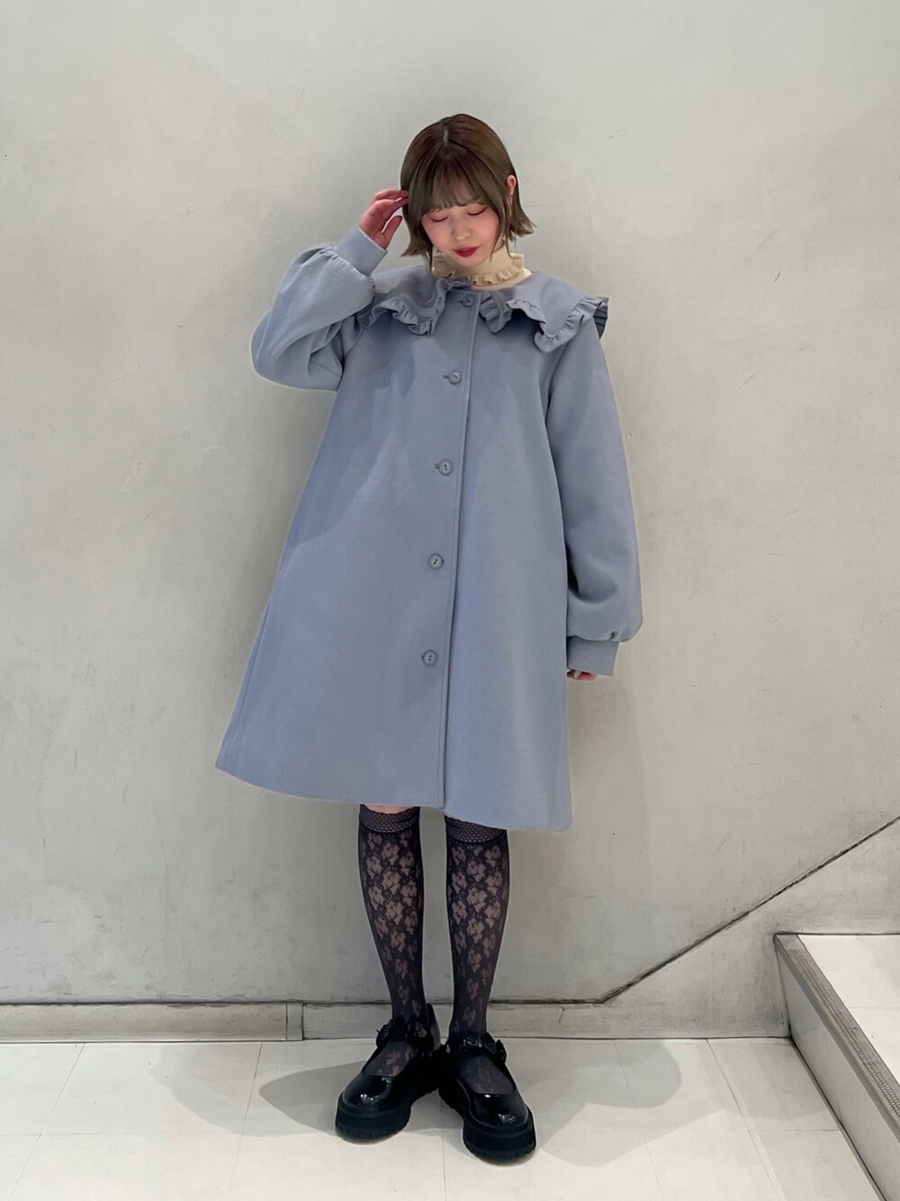 ブラック系のローファー、ブルー系のその他アウター、ホワイト系のニット/セーターを着用したレディースの冬コーディネートの5枚目の写真