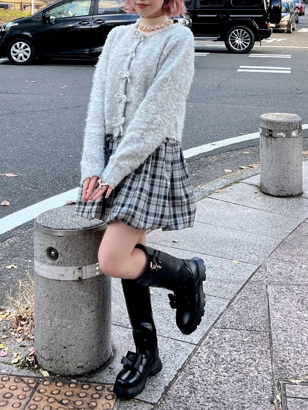 グレー系のカーディガン/ボレロ、ホワイト系のニット/セーター、グレー系のスカートを着用したレディースの冬コーディネートの2枚目の写真