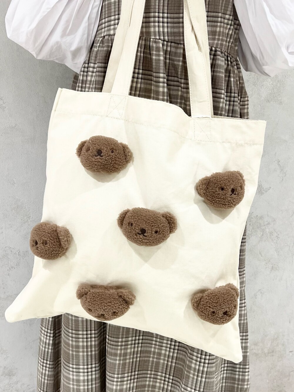 ベージュ系のワンピース、ホワイト系のシャツ/ブラウス、ホワイト系のカーディガン/ボレロを着用したレディースの秋コーディネートの8枚目の写真