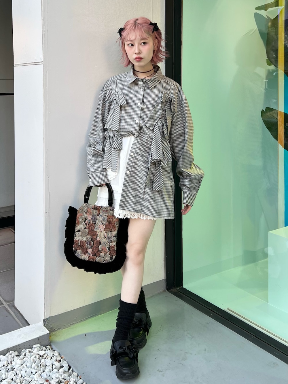 その他のシャツ/ブラウス、ホワイト系のスカート、ブラック系のハンドバッグを着用したレディースの冬コーディネートの3枚目の写真