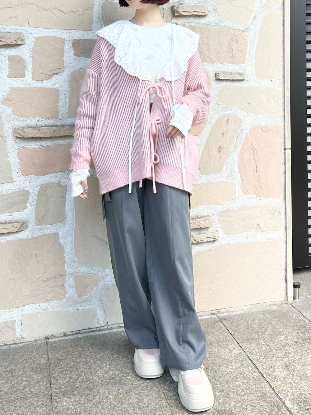 ホワイト系のTシャツ/カットソー、グレー系のスラックス、ピンク系のカーディガン/ボレロを着用したレディースの秋コーディネートの4枚目の写真