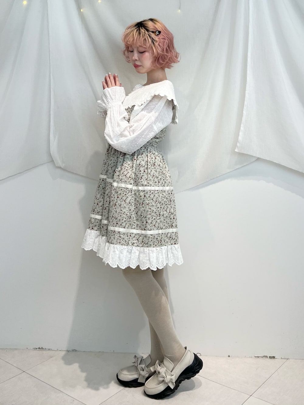 ホワイト系のシャツ/ブラウス、グリーン系のワンピース、ホワイト系のスニーカーを着用したレディースの冬コーディネートの3枚目の写真