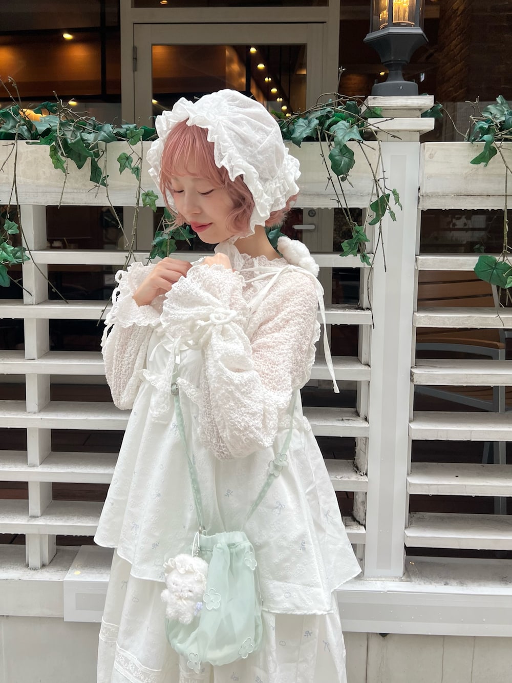 ホワイト系のワンピース、ホワイト系のTシャツ/カットソー、ホワイト系のトートバッグを着用したレディースの冬コーディネートの8枚目の写真