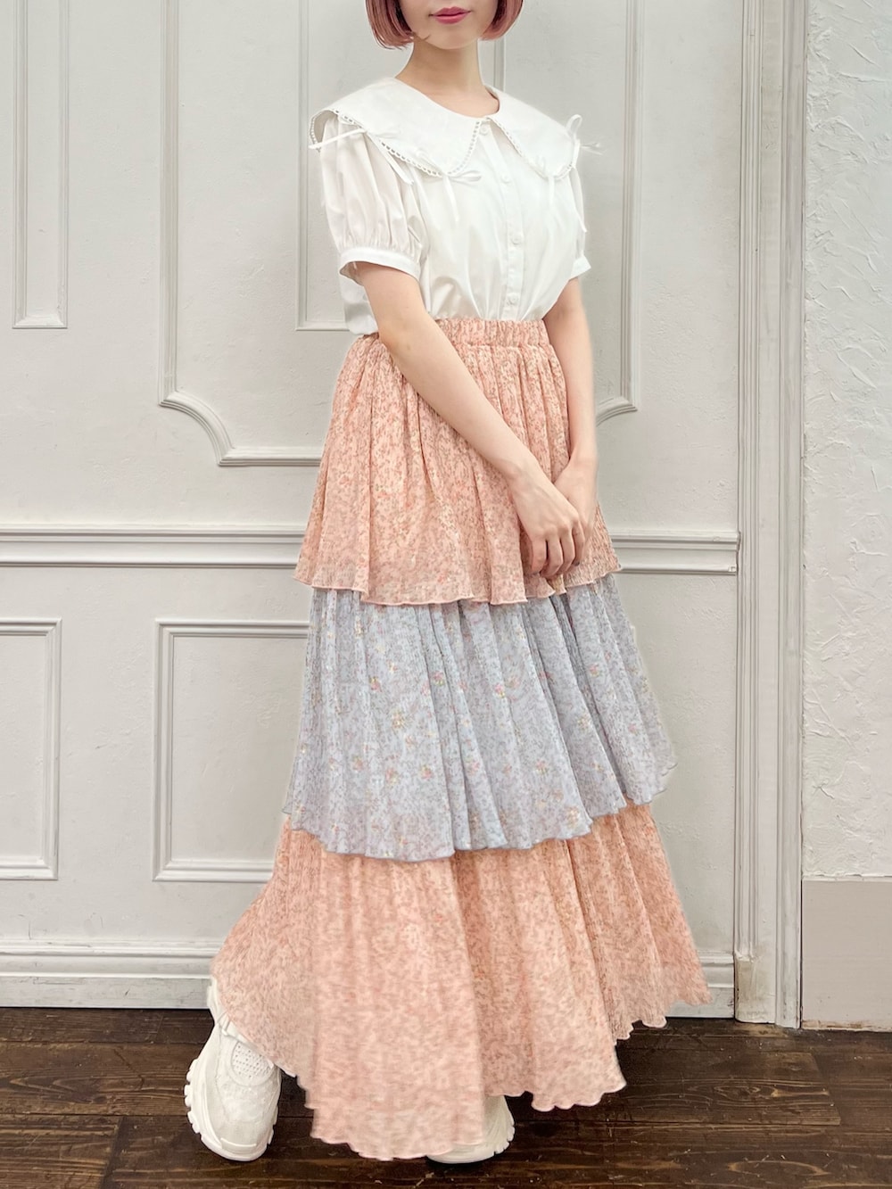 ホワイト系のシャツ/ブラウス、ピンク系のスカート、ホワイト系のスニーカーを着用したレディースの夏コーディネートの3枚目の写真