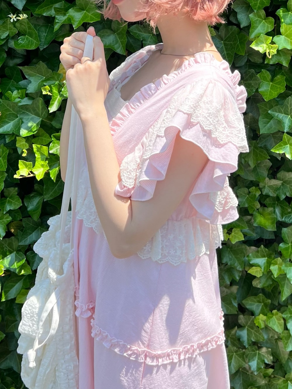 ピンク系のワンピース、ピンク系のキャミソール、ホワイト系のトートバッグを着用したレディースの夏コーディネートの8枚目の写真