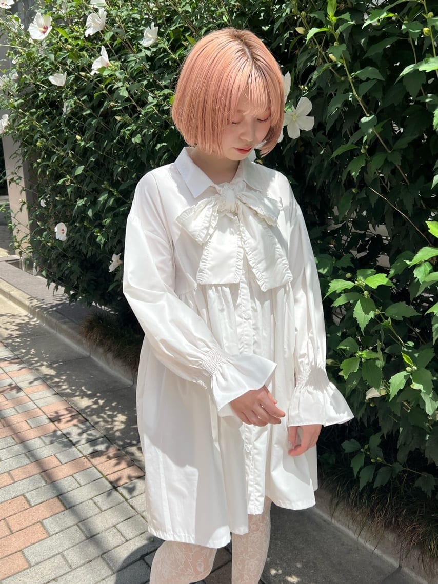 ホワイト系のワンピース、ホワイト系のローファーを着用したレディースの秋コーディネートの3枚目の写真