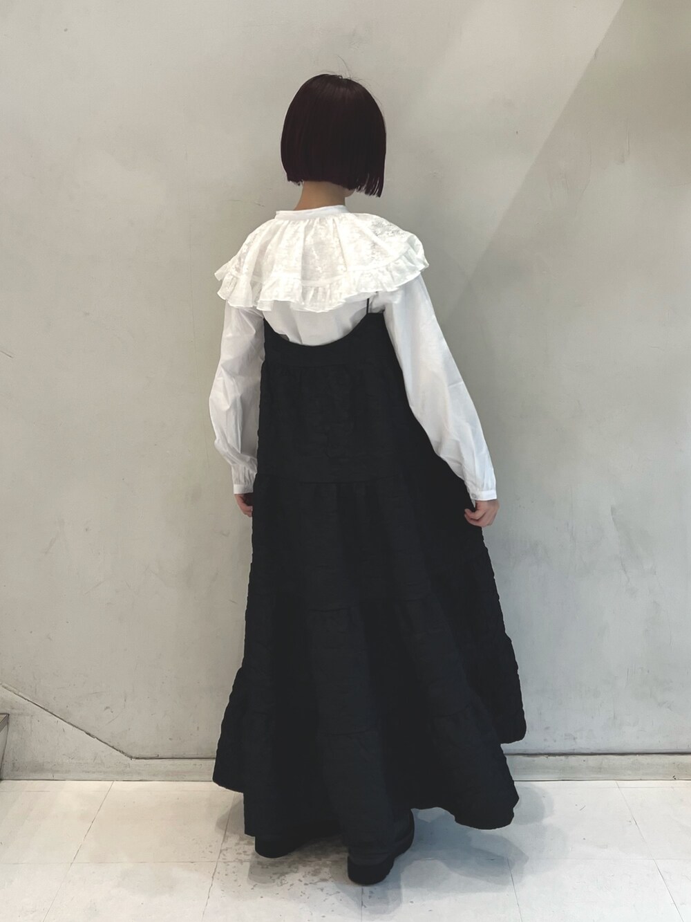ホワイト系のシャツ/ブラウス、ブラック系のワンピース、ブラック系のブーツを着用したレディースの夏コーディネートの6枚目の写真