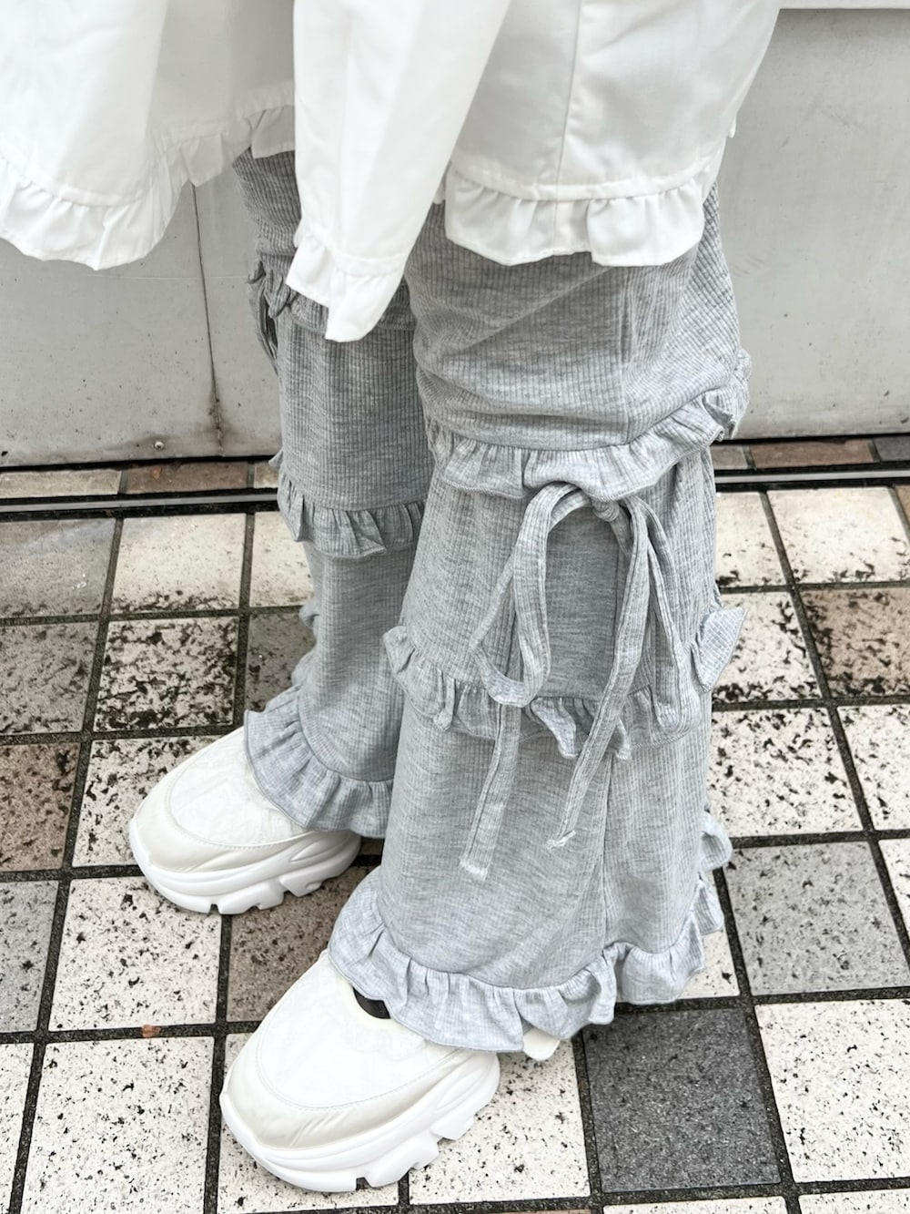 ピンク系のカーディガン/ボレロ、グレー系のスウェットパンツ、ピンク系のショルダーバッグを着用したレディースの秋コーディネートの10枚目の写真