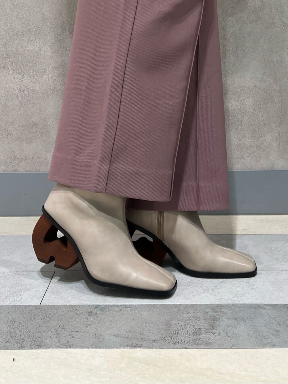 ホワイト系のシャツ/ブラウス、ピンク系のスラックス、ベージュ系のブーツを着用したレディースの秋コーディネートの10枚目の写真