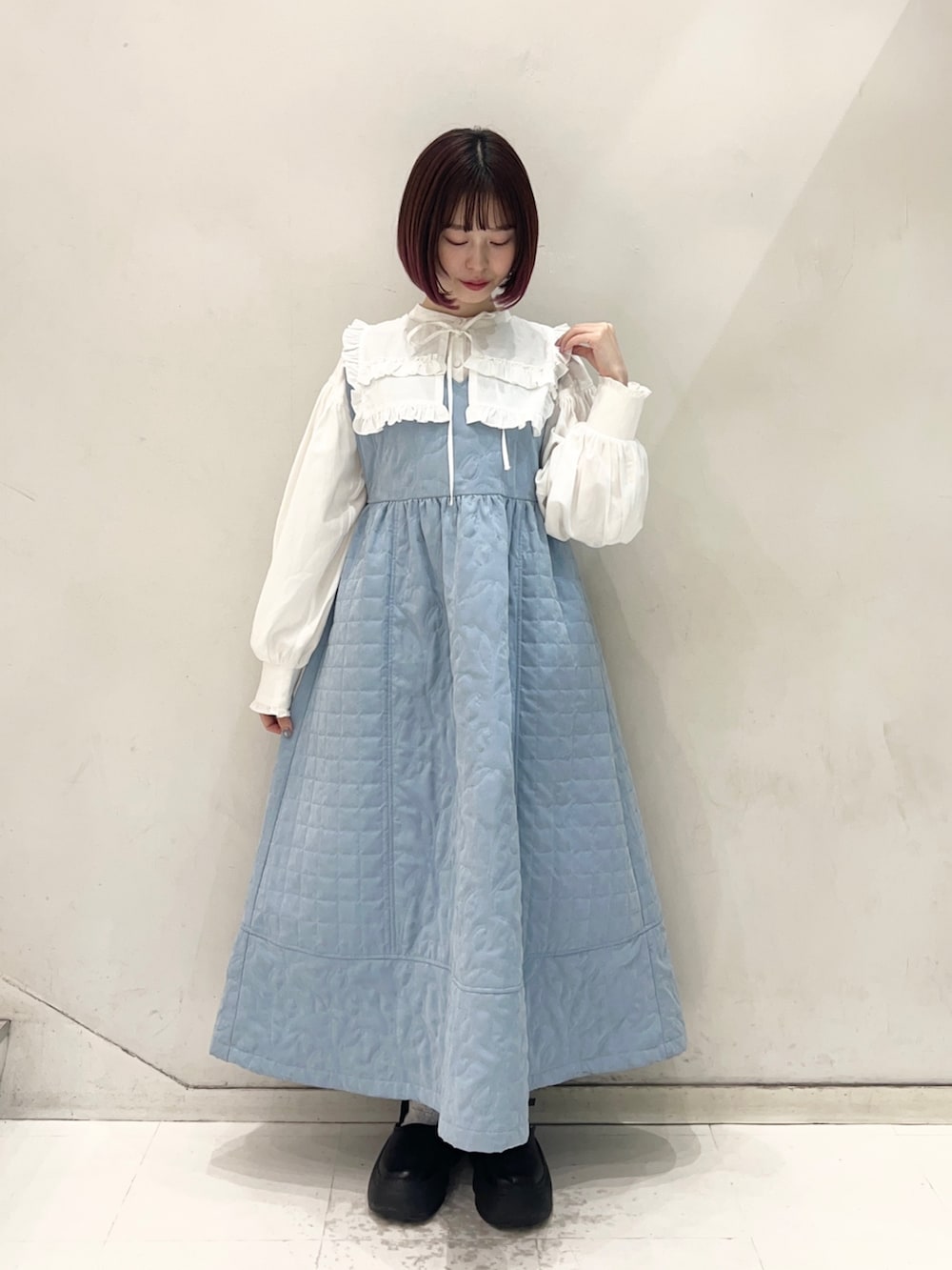 ホワイト系のシャツ/ブラウス、ブルー系のワンピース、ブラック系のスニーカーを着用したレディースの秋コーディネートの5枚目の写真