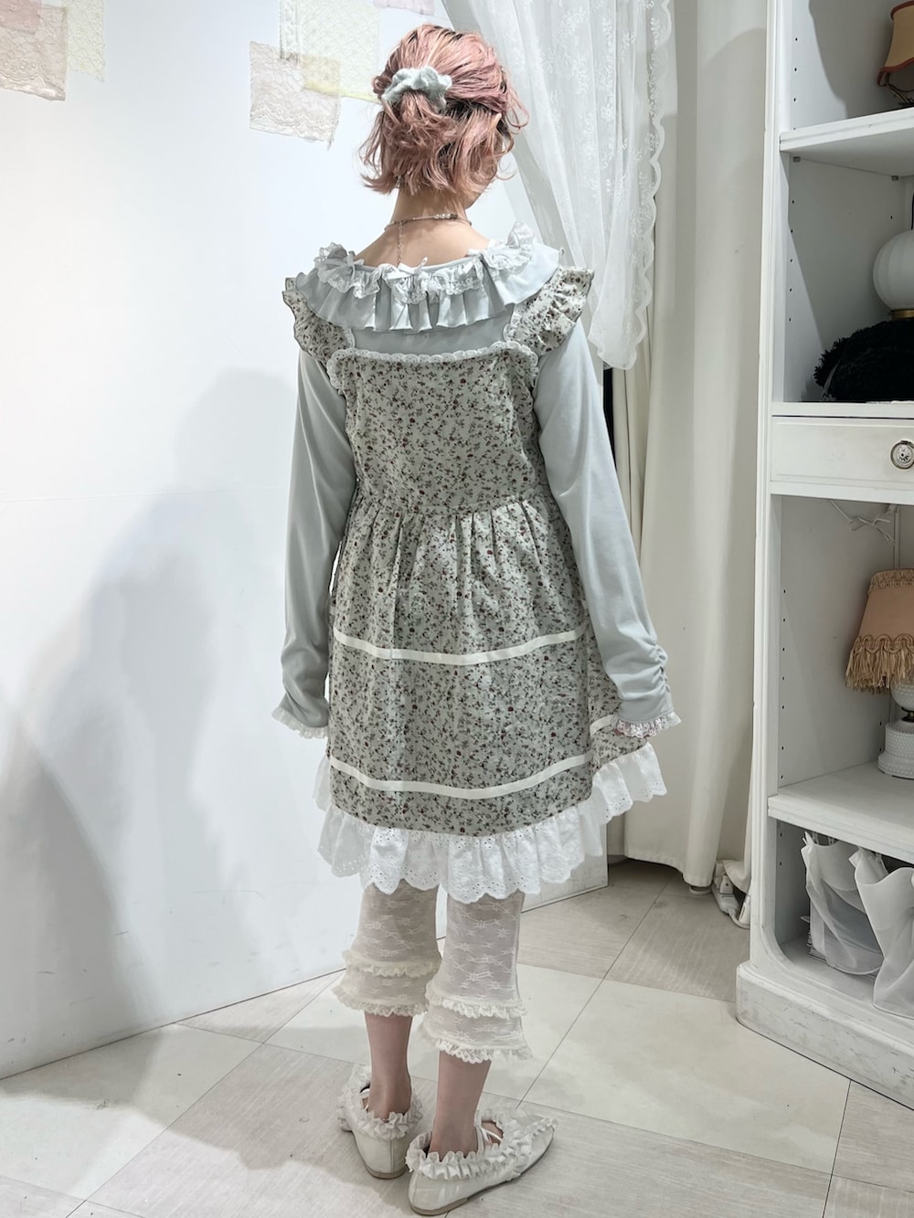 グリーン系のTシャツ/カットソー、グリーン系のワンピース、ホワイト系のその他パンツを着用したレディースの冬コーディネートの6枚目の写真