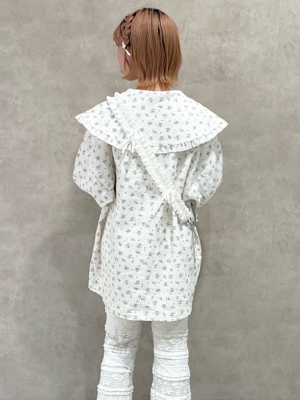 ホワイト系のデニムジャケット、ホワイト系のスラックス、ホワイト系のスニーカーを着用したレディースの秋コーディネートの6枚目の写真