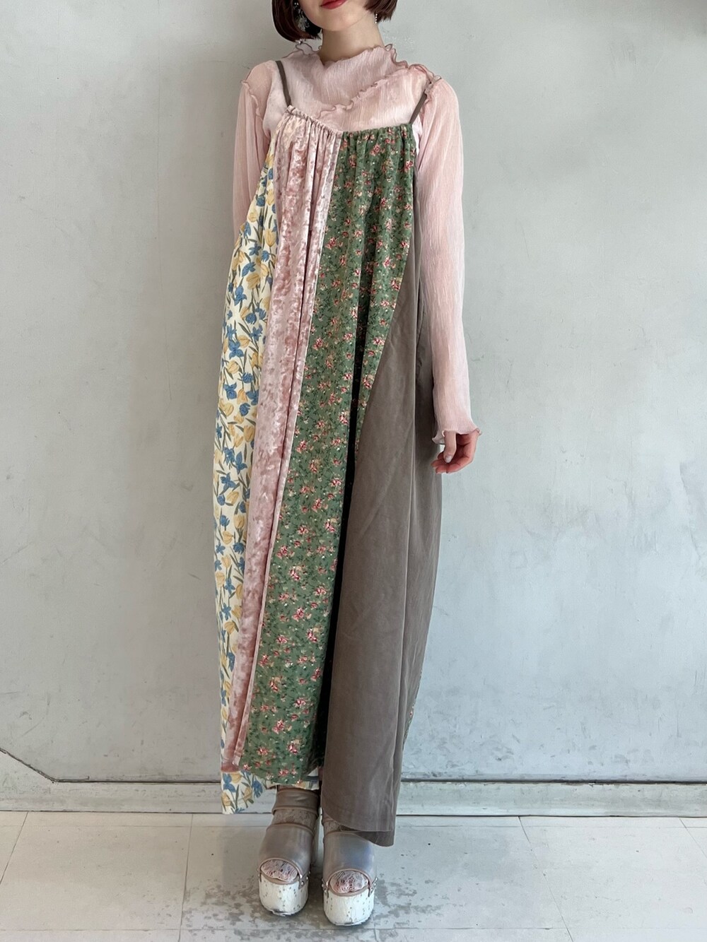 ピンク系のTシャツ/カットソー、ピンク系のサンダル、ピンク系のワンピースを着用したレディースの夏コーディネートの3枚目の写真