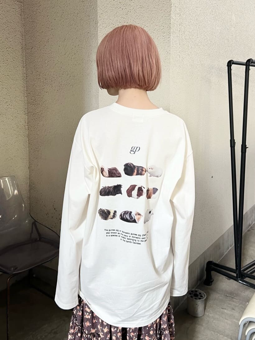 ブラウン系のスカート、ブラック系のパンプス、ホワイト系のTシャツ/カットソーを着用したレディースの夏コーディネートの2枚目の写真