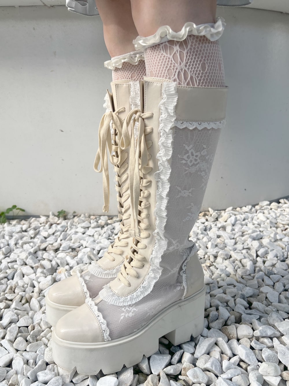 ブルー系のワンピース、ブルー系のトートバッグ、ホワイト系のブーツを着用したレディースの夏コーディネートの10枚目の写真