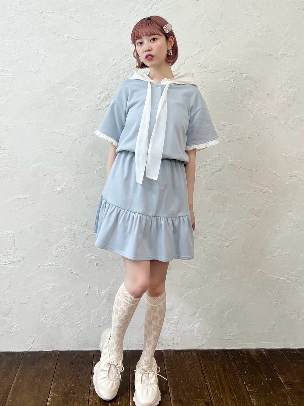 ブルー系のワンピース、ホワイト系のスニーカーを着用したレディースの夏コーディネートの2枚目の写真