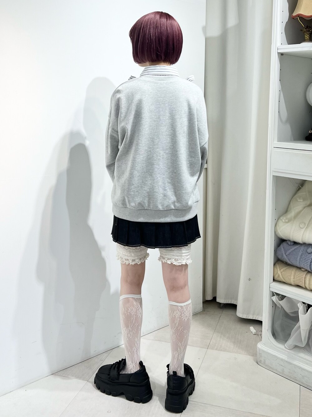 グレー系のスウェット、ブラック系のスカート、ブラック系のローファーを着用したレディースの秋コーディネートの6枚目の写真