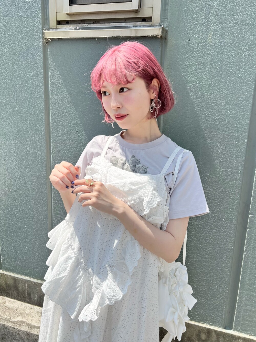 ブルー系のTシャツ/カットソー、ホワイト系のワンピース、ホワイト系のショルダーバッグを着用したレディースの夏コーディネートの6枚目の写真