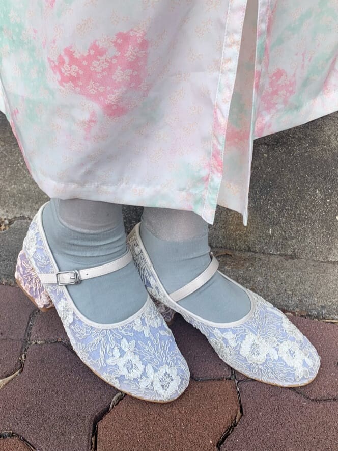 ピンク系のワンピース、ホワイト系のパンプスを着用したレディースの冬コーディネートの4枚目の写真