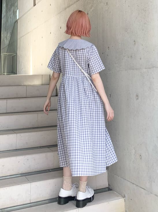 ホワイト系のその他シューズ、パープル系のワンピース、ホワイト系のショルダーバッグを着用したレディースの春コーディネートの3枚目の写真