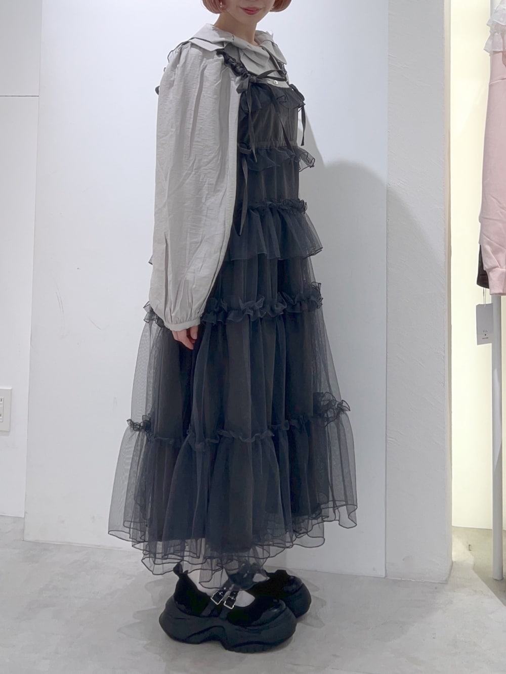 グレー系のシャツ/ブラウス、グレー系のワンピース、ブラック系のトートバッグを着用したレディースの秋コーディネートの3枚目の写真