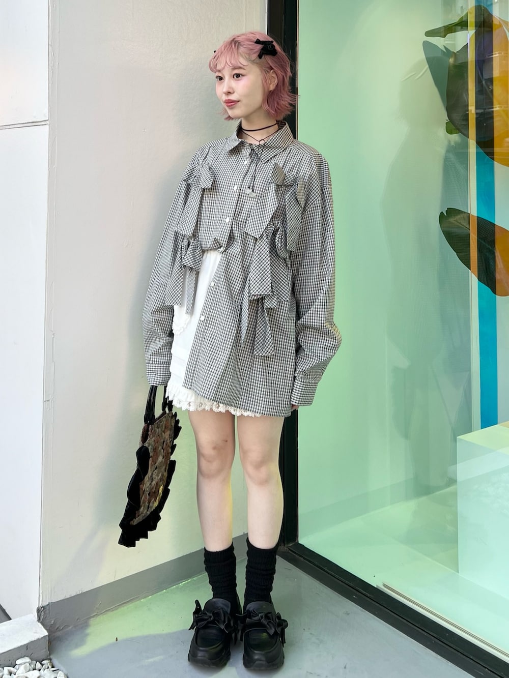 その他のシャツ/ブラウス、ホワイト系のスカート、ブラック系のハンドバッグを着用したレディースの冬コーディネートの2枚目の写真