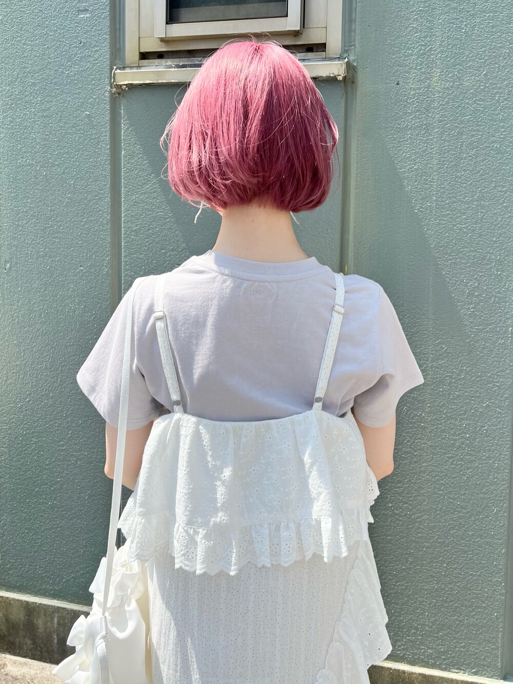 ブルー系のTシャツ/カットソー、ホワイト系のワンピース、ホワイト系のショルダーバッグを着用したレディースの夏コーディネートの9枚目の写真