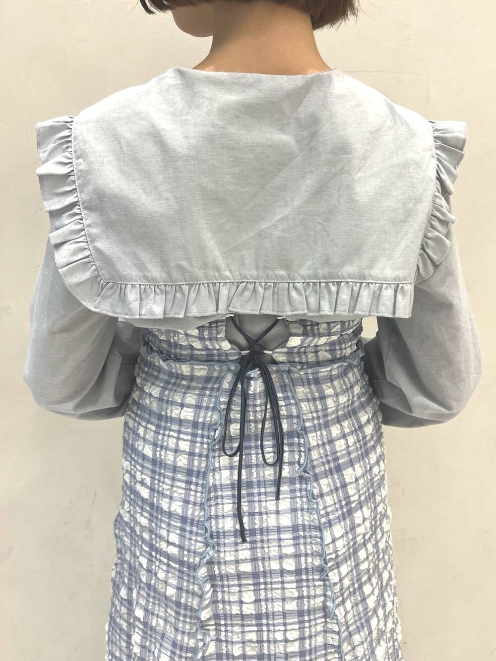 ブルー系のワンピース、ブルー系のシャツ/ブラウス、ホワイト系のパンプスを着用したレディースの春コーディネートの7枚目の写真