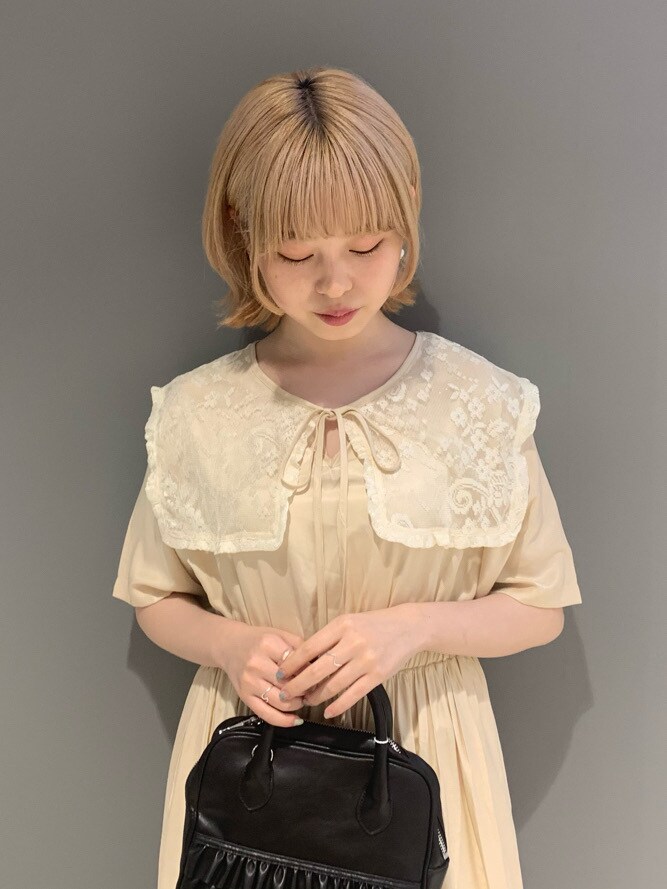 ホワイト系のワンピースを着用したレディースの春コーディネートの3枚目の写真