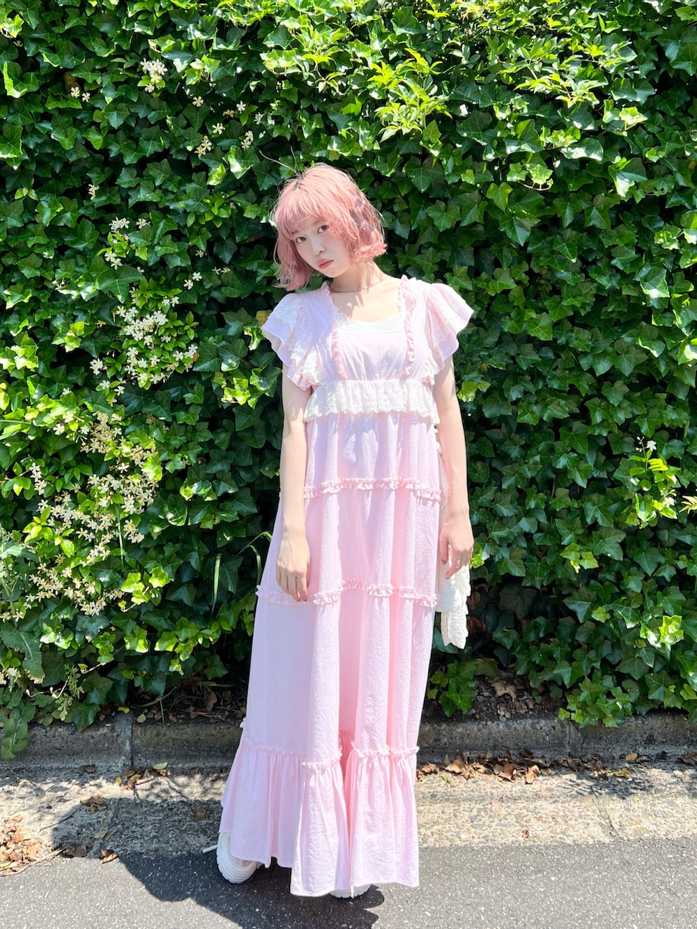 ピンク系のワンピース、ピンク系のキャミソール、ホワイト系のトートバッグを着用したレディースの夏コーディネートの4枚目の写真