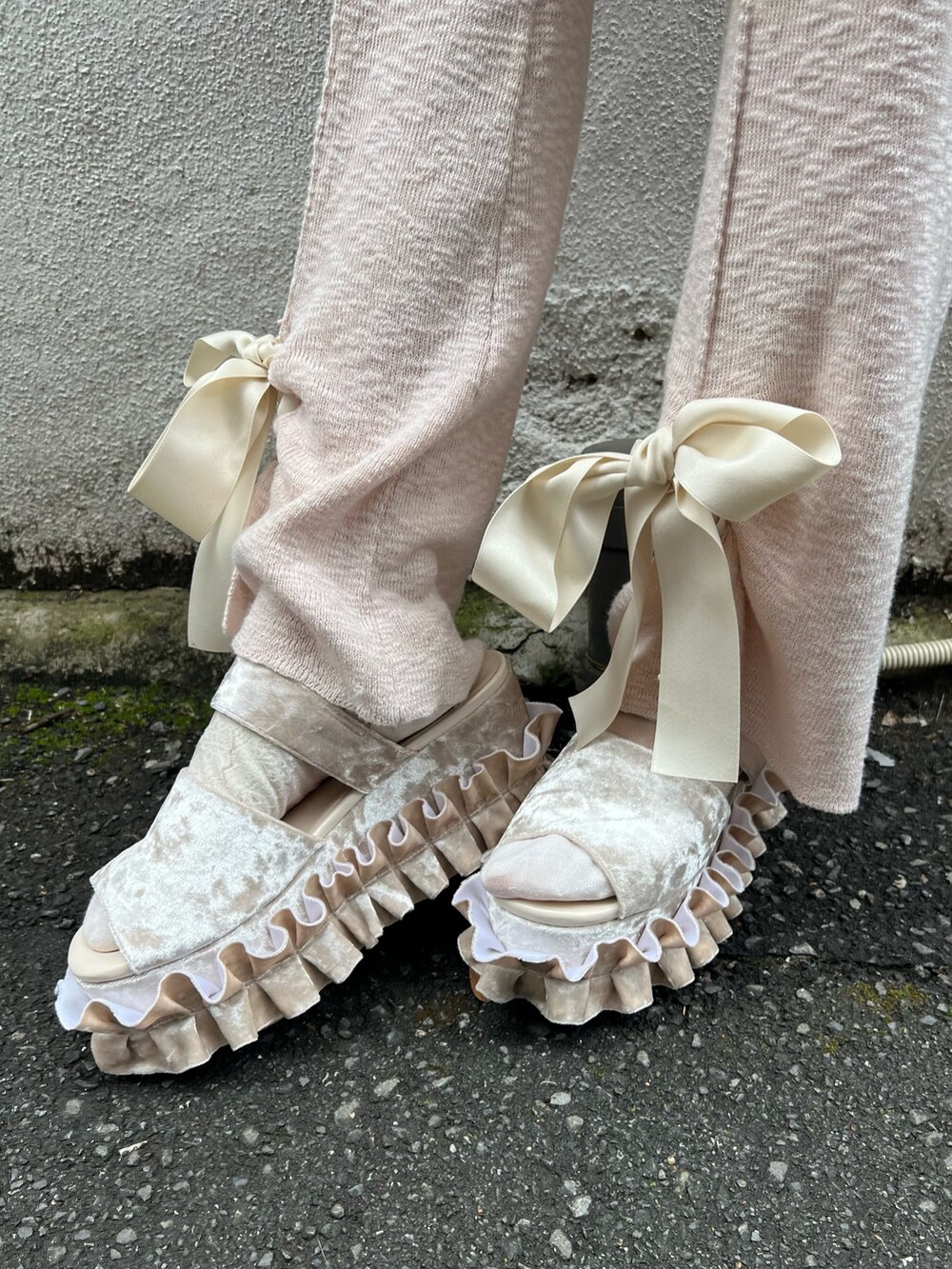 ホワイト系のワンピース、ピンク系のカーディガン/ボレロ、ピンク系のスウェットパンツを着用したレディースの夏コーディネートの9枚目の写真