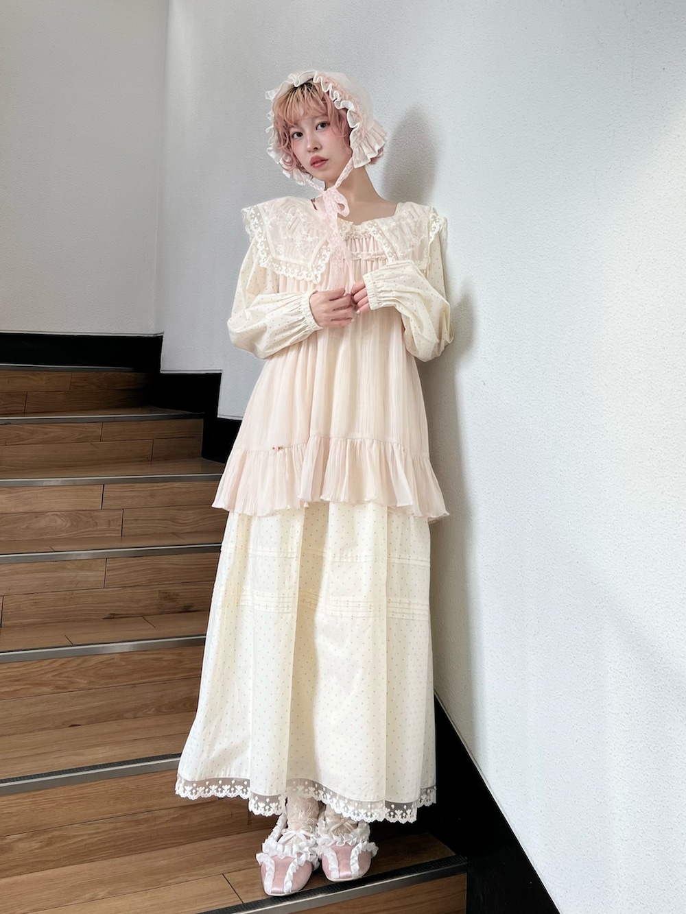 ベージュ系のワンピース、ベージュ系のチュニック、ピンク系のバレエシューズを着用したレディースの冬コーディネートの4枚目の写真