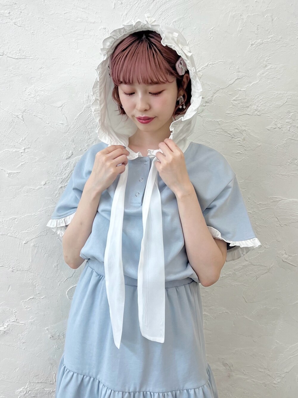 ブルー系のワンピース、ホワイト系のスニーカーを着用したレディースの夏コーディネートの7枚目の写真