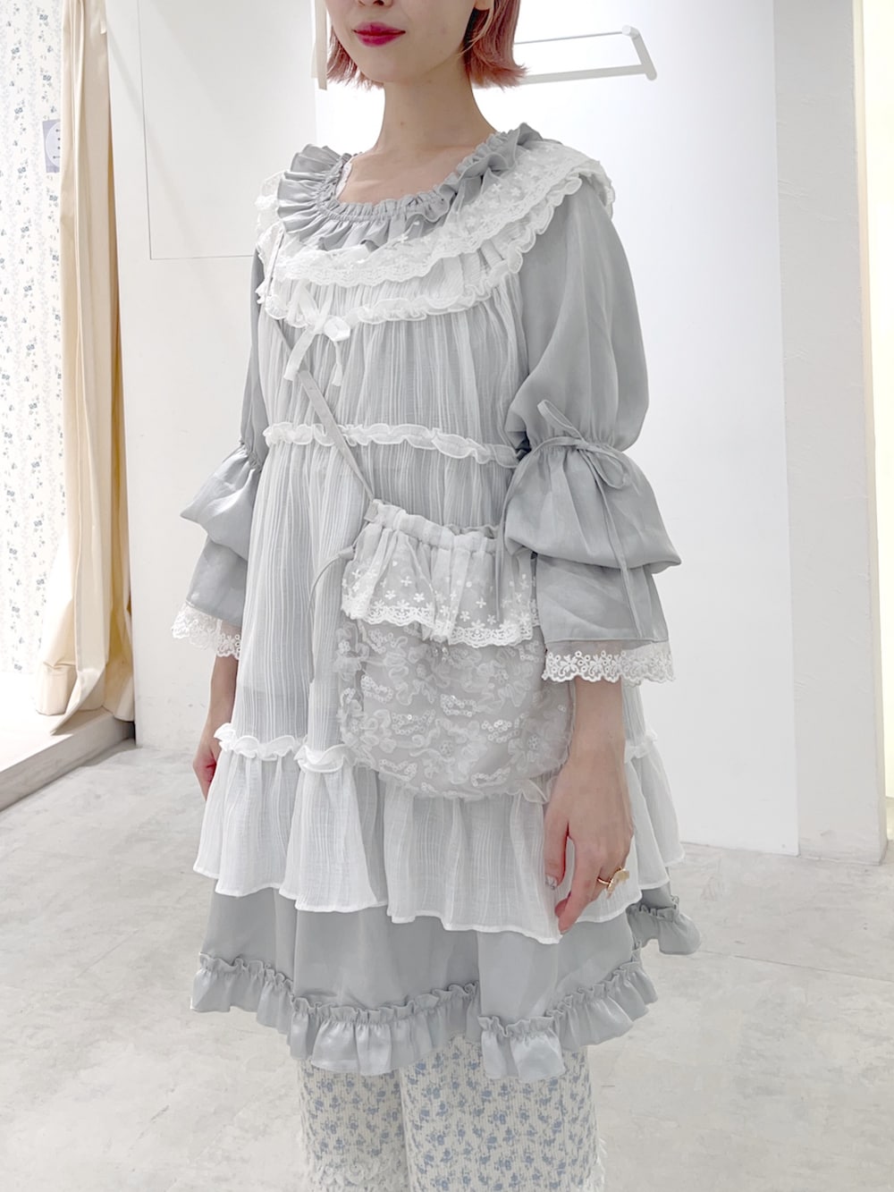 ブルー系のワンピース、ホワイト系のハンドバッグ、ブルー系のカーゴパンツを着用したレディースの夏コーディネートの8枚目の写真