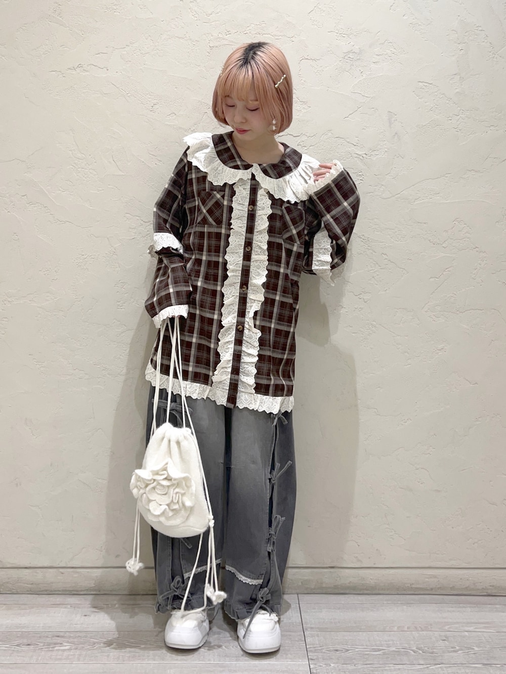 ブラウン系のシャツ/ブラウス、グレー系のデニムパンツ、ホワイト系のスニーカーを着用したレディースの秋コーディネートの7枚目の写真