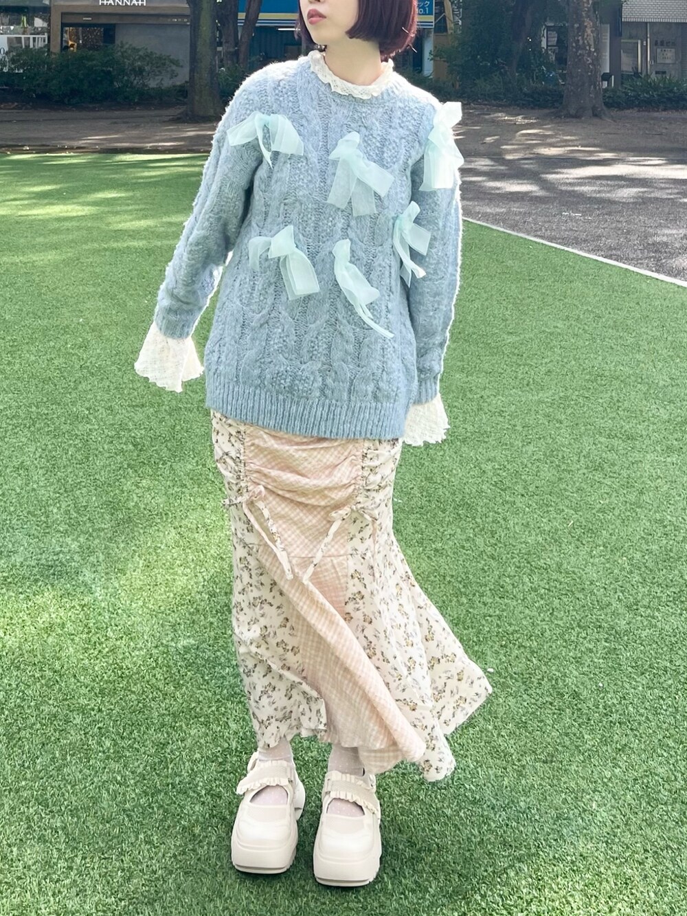 ブルー系のニット/セーター、ホワイト系のTシャツ/カットソー、ホワイト系のスカートを着用したレディースの秋コーディネートの3枚目の写真