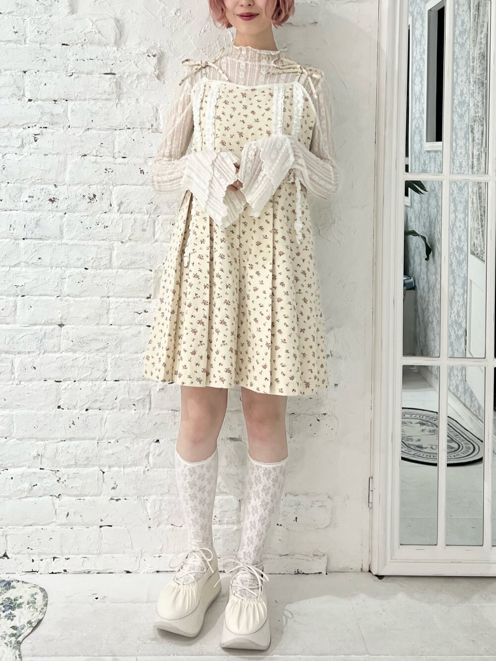 ホワイト系のワンピース、ホワイト系のTシャツ/カットソー、ホワイト系のバレエシューズを着用したレディースの冬コーディネートの6枚目の写真