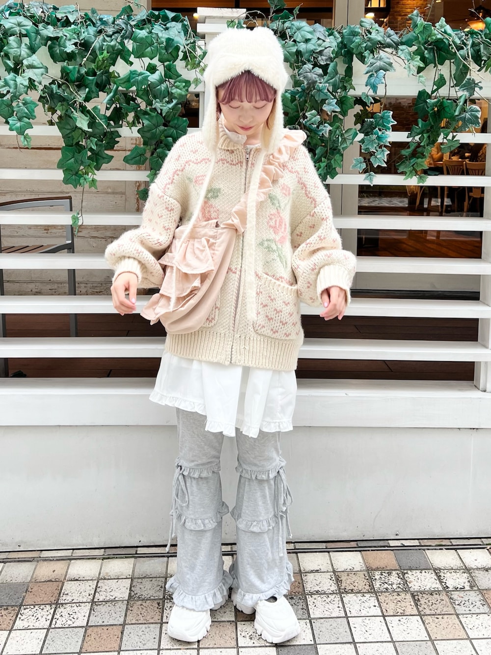 ピンク系のカーディガン/ボレロ、グレー系のスウェットパンツ、ピンク系のショルダーバッグを着用したレディースの秋コーディネートの5枚目の写真