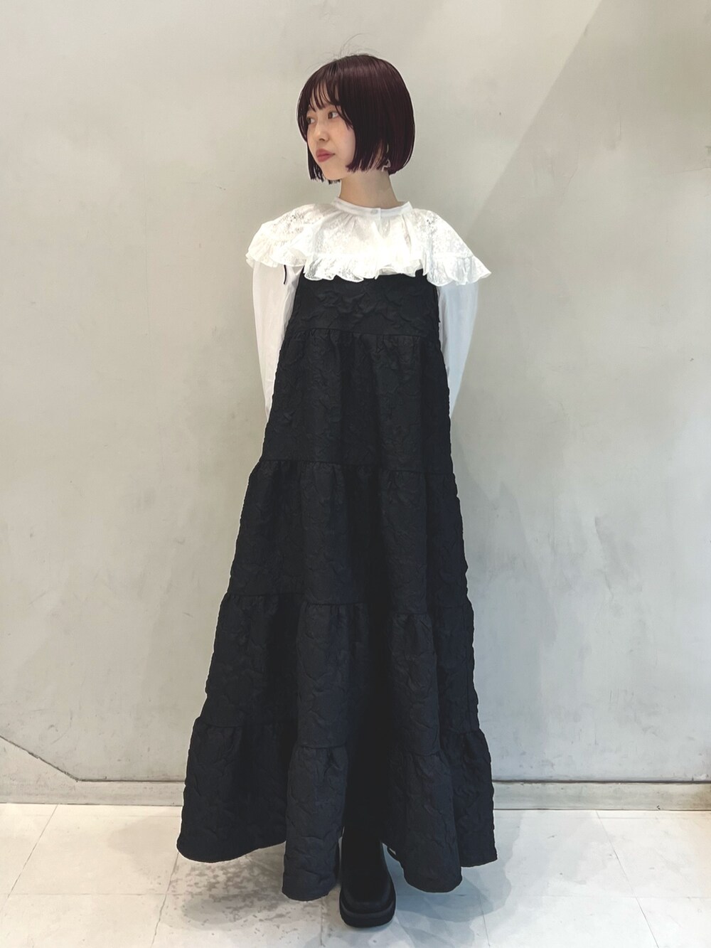 ホワイト系のシャツ/ブラウス、ブラック系のワンピース、ブラック系のブーツを着用したレディースの夏コーディネートの3枚目の写真