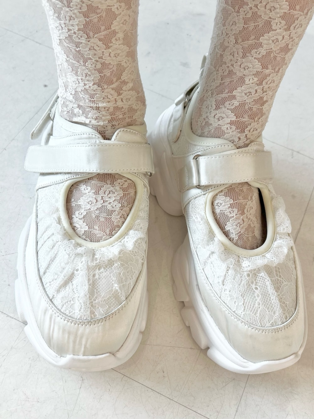 ピンク系のブルゾン、ベージュ系のスウェットパンツ、ホワイト系のニット/セーターを着用したレディースの冬コーディネートの10枚目の写真