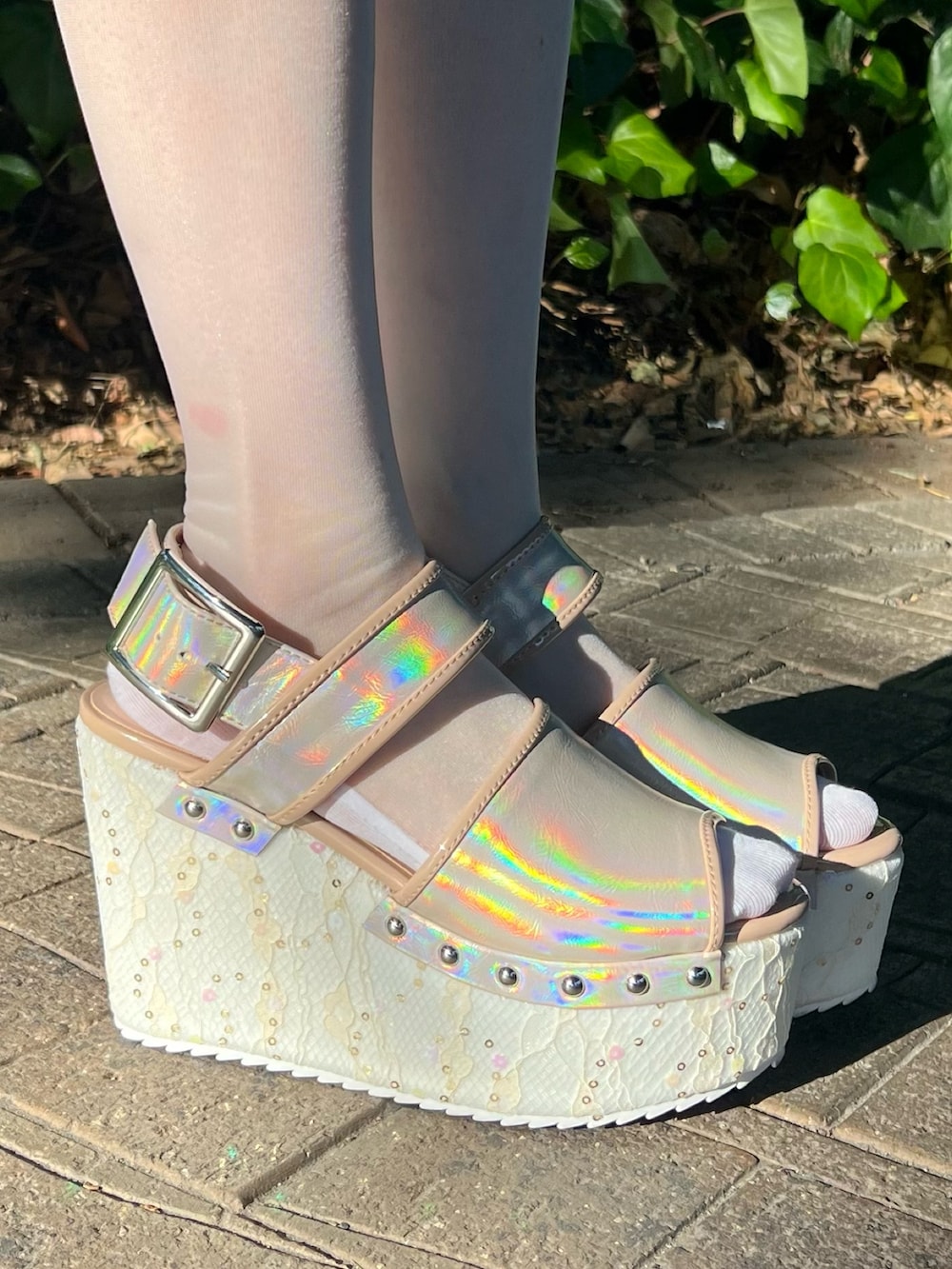 ピンク系のサンダル、ピンク系のボディバッグ/ウエストポーチ、ホワイト系のスカートを着用したレディースの夏コーディネートの10枚目の写真