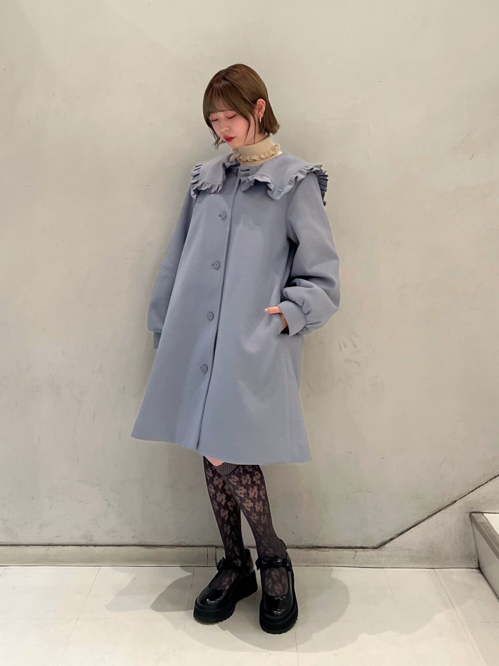 ブラック系のローファー、ブルー系のその他アウター、ホワイト系のニット/セーターを着用したレディースの冬コーディネートの3枚目の写真